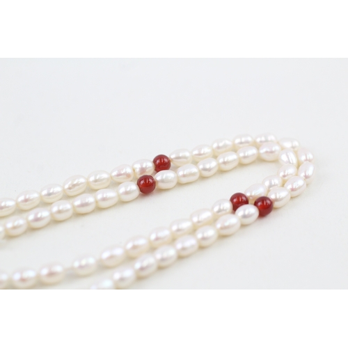 86 - 9ct gold cultured pearl & carnelian necklace (9.3g)