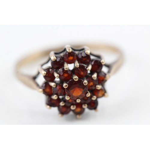 89 - 9ct gold 1970's garnet cluster ring (2.3g) Size  M 1/2