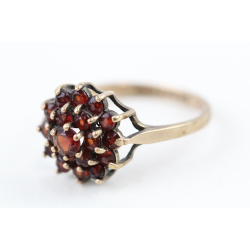 89 - 9ct gold 1970's garnet cluster ring (2.3g) Size  M 1/2