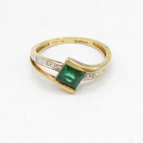 100 - 9ct gold green paste and diamond crossover dress ring (1.7g) Size  K