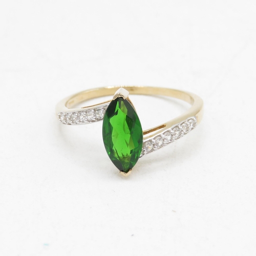 13 - 10ct gold marquis cut diopside and white gemstone dress ring (1.9g) Size  O