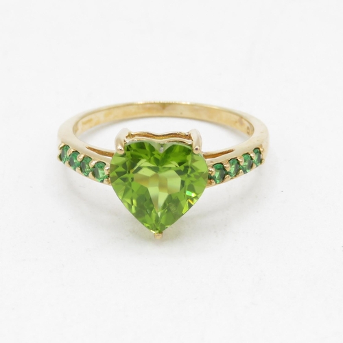 38 - 10ct gold heart cut peridot solitaire dress ring with green gemset shoulders (2.6g) Size  O