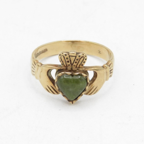 43 - 9ct gold connemara marble claddagh dress ring (3.7g) Size  P