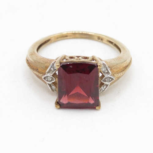 59 - 9ct gold garnet & diamond ring (3.4g) Size  O