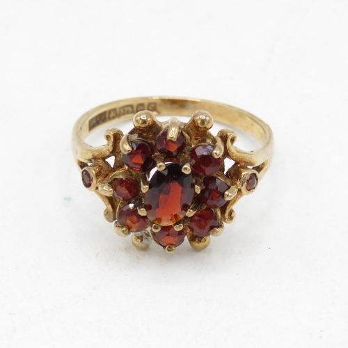 70 - 9ct gold vintage garnet cluster dress ring (2.6g) Size  L