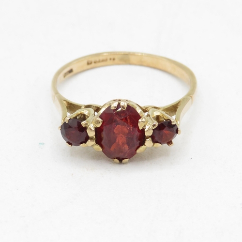 73 - 9ct gold vintage garnet graduated trilogy dress ring (2.2g) Size  N