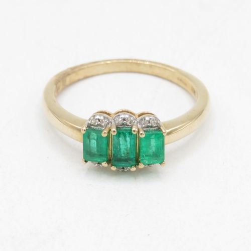 88 - 10ct gold emerald and diamond trilogy dress ring (2.3g) Size  O