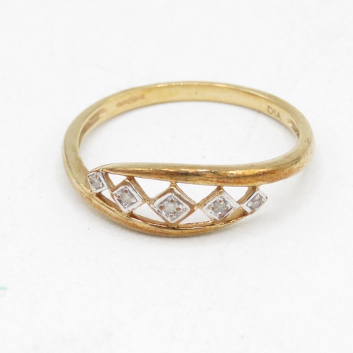 90 - 9ct gold diamond dress ring (1.3g) Size  O 1/2