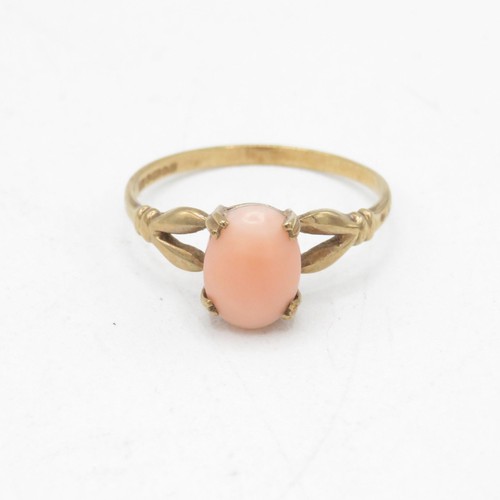 7 - 9ct gold vintage coral cabochon cut dress ring with split shoulders (1.2g) Size  L