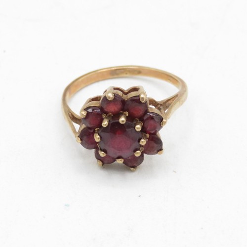 8 - 9ct gold vintage garnet floral cluster dress ring (3g) Size  N