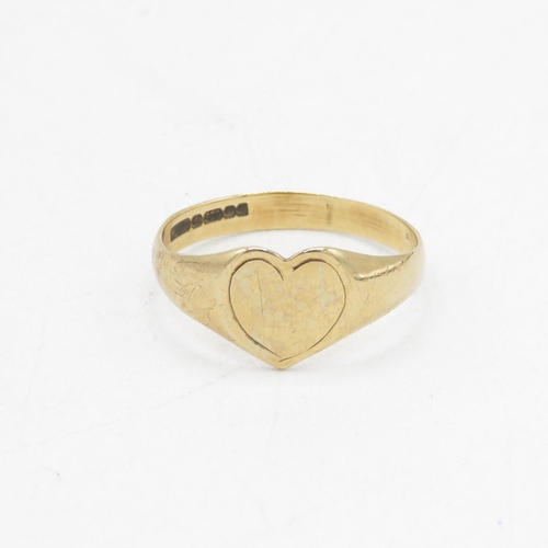 181 - 9ct gold vintage heart shape signet ring (1.5g) Size  K 1/2