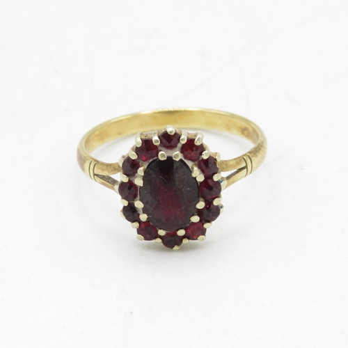 203 - 14ct gold garnet dress ring (2.5g) Size  M