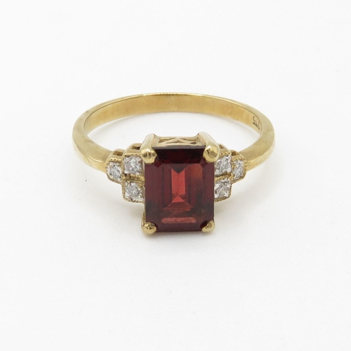 22 - 9ct gold garnet solitaire dress ring with diamond set shoulder (2.3g) Size  O