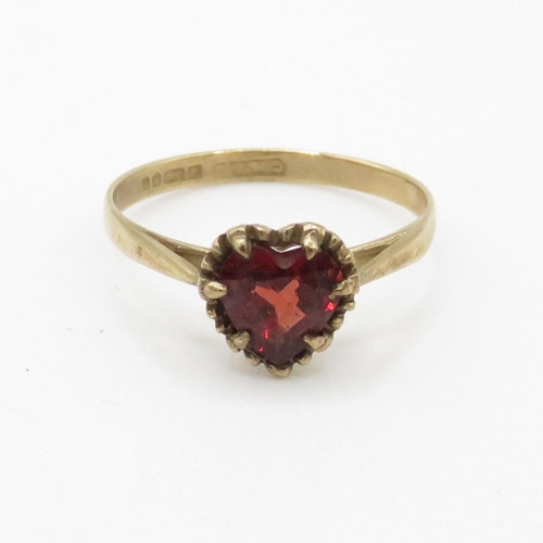 44 - 9ct gold vintage garnet heart shape dress ring (1.3g) Size  M