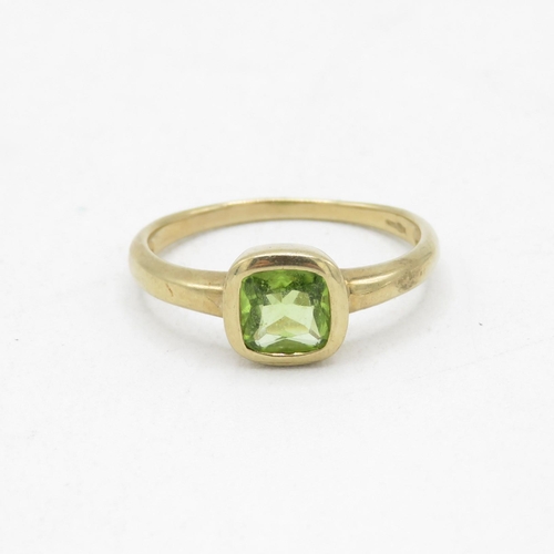 88 - 9ct gold bezel set peridot solitaire dress ring (2.2g) Size  R 1/2