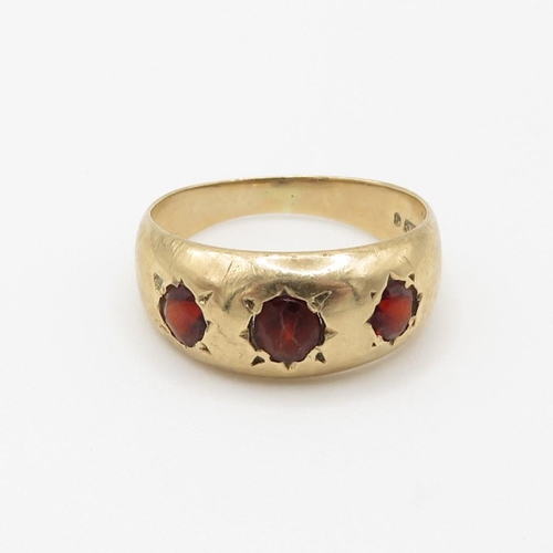 11 - 9ct gold vintage star set garnet three stone ring (2g) Size  K