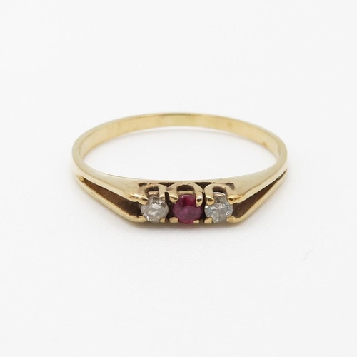 120 - 9ct gold vintage ruby & diamond three stone ring (1.6g) Size  S