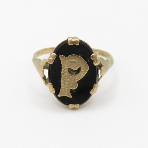 123 - 9ct gold initial 'P' black onyx dress ring (2g) Size  M