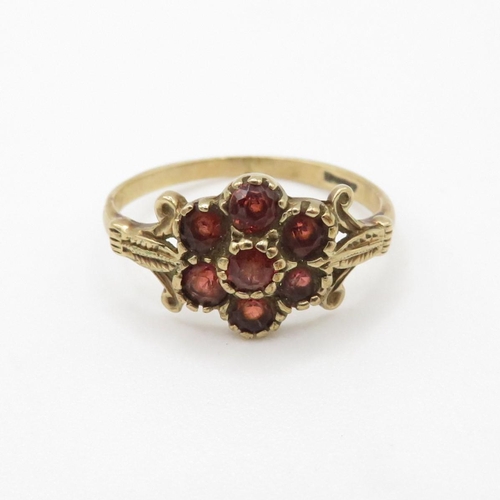 147 - 9ct gold garnet dress ring (1.7g) Size  K