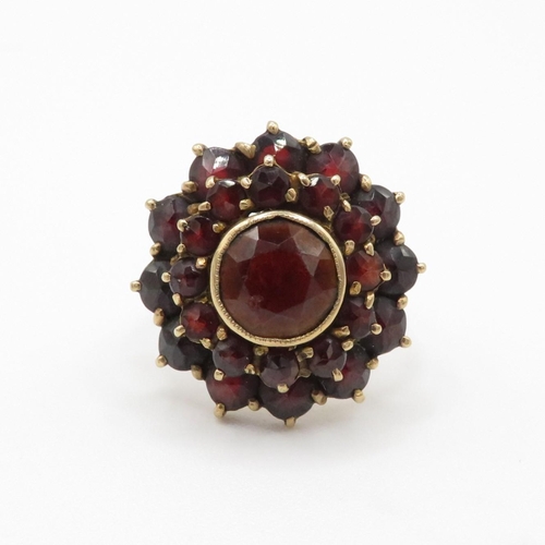 152 - 9ct gold vintage garnet cocktail ring (7.3g) Size  Q