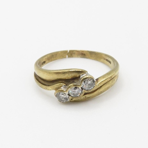 75 - 9ct gold vintage diamond three stone ring (1.9g) Size  K