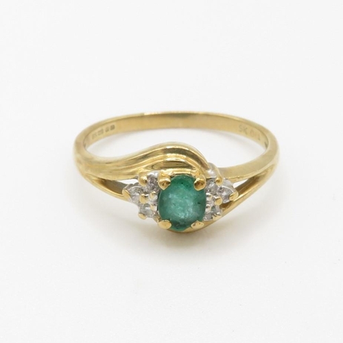 8 - 9ct gold emerald & diamond dress ring (1.9g) Size  L