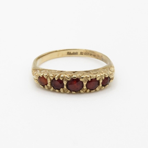 80 - 9ct gold vintage garnet ring with a patterned gallery (1.4g) Size  L