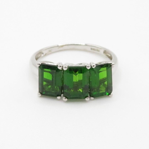 81 - 9ct gold emerald cut diopside three stone ring (2.6g) Size  P