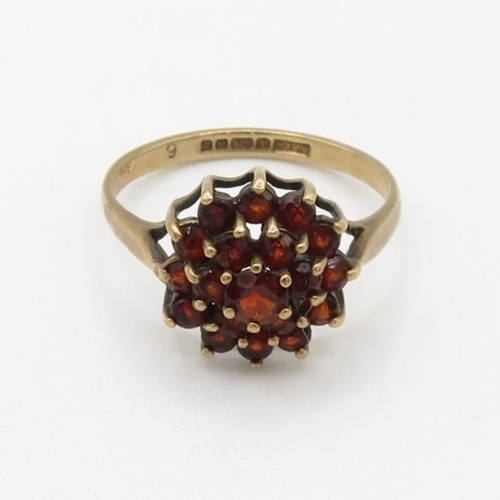 89 - 9ct gold 1970's garnet cluster ring (2.3g) Size  M 1/2