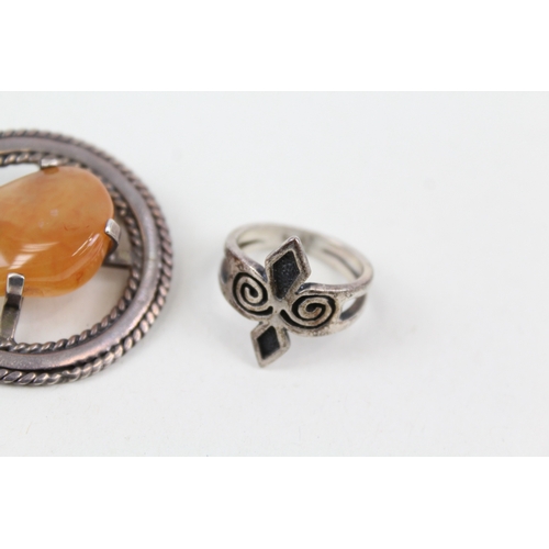 262 - Ola Gorie Sterling Silver Celtic Brooch & Ring inc. Agate x 2 16g
