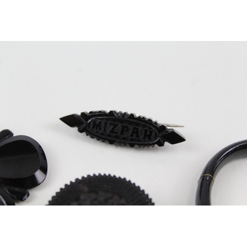 296 - Collection of Jet Jewellery inc. Carved, Mourning, Mizpah x 4 57g
