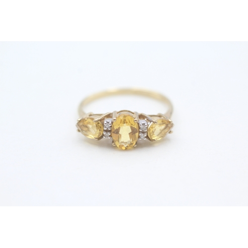 100 - 9ct gold citrine three stone ring with diamond spacers (2g) Size  P