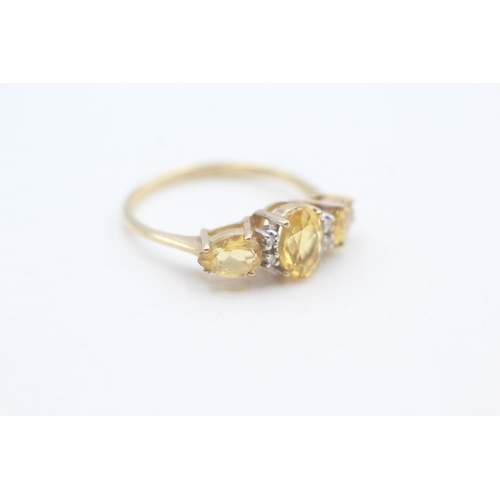 100 - 9ct gold citrine three stone ring with diamond spacers (2g) Size  P