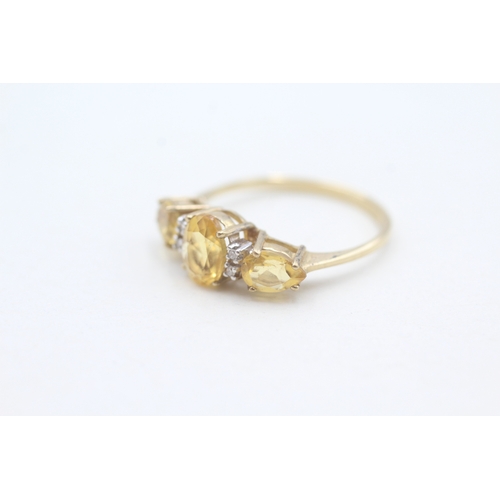 100 - 9ct gold citrine three stone ring with diamond spacers (2g) Size  P