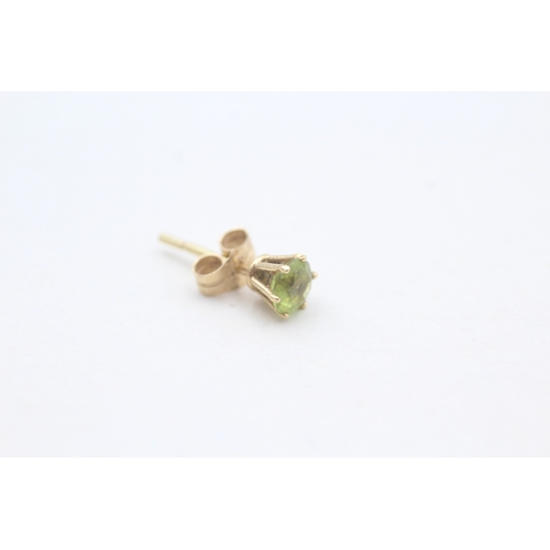 115 - 18ct gold claw set round cut peridot stud earrings (1.2g)