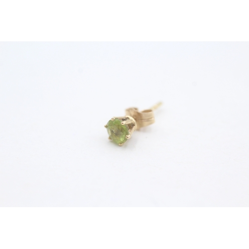 115 - 18ct gold claw set round cut peridot stud earrings (1.2g)