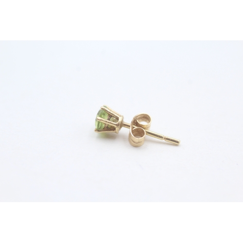 115 - 18ct gold claw set round cut peridot stud earrings (1.2g)