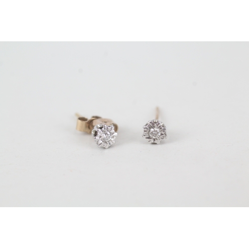 121 - 9ct gold illusion set diamond solitaire stud earrings (0.7g)