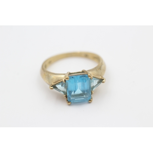 13 - 9ct gold two tone blue topaz three stone ring (3.3g) Size  O