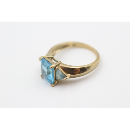 13 - 9ct gold two tone blue topaz three stone ring (3.3g) Size  O