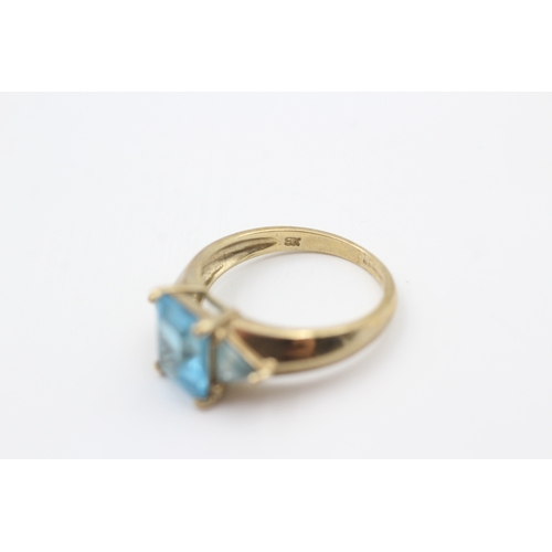 13 - 9ct gold two tone blue topaz three stone ring (3.3g) Size  O