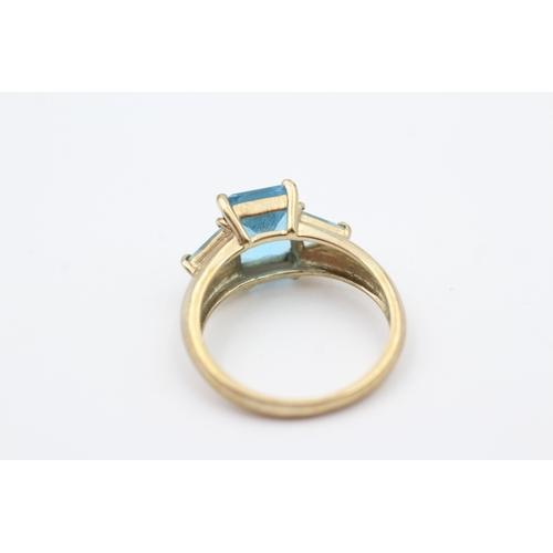 13 - 9ct gold two tone blue topaz three stone ring (3.3g) Size  O