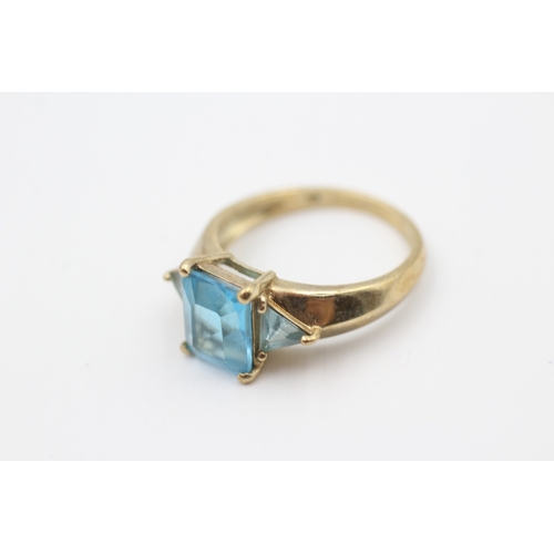 13 - 9ct gold two tone blue topaz three stone ring (3.3g) Size  O