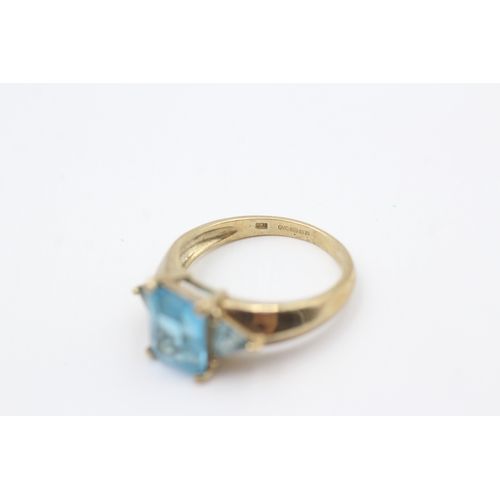 13 - 9ct gold two tone blue topaz three stone ring (3.3g) Size  O