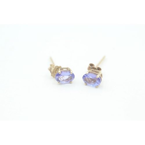 138 - 9ct gold oval cut tanzanite set stud earrings (0.7g)