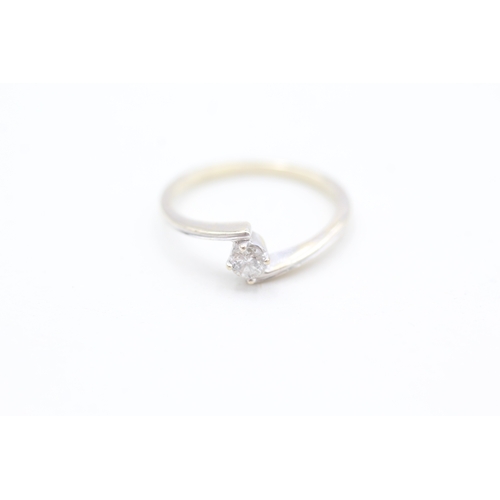 141 - 18ct gold round brilliant diamond solitaire ring (1.7g) Size  K