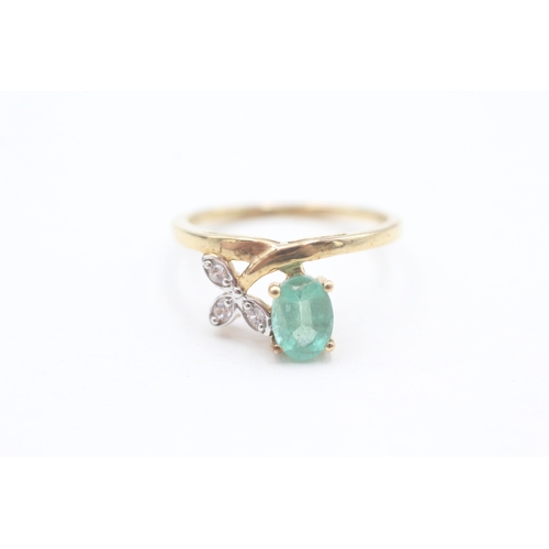 147 - 9ct gold white gemstone and emerald crossover wishbone style ring (1.9g) Size  N 1/2