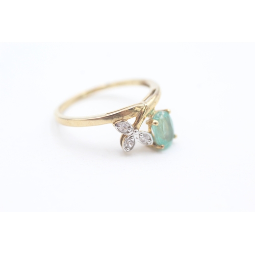 147 - 9ct gold white gemstone and emerald crossover wishbone style ring (1.9g) Size  N 1/2