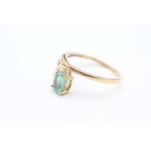 147 - 9ct gold white gemstone and emerald crossover wishbone style ring (1.9g) Size  N 1/2