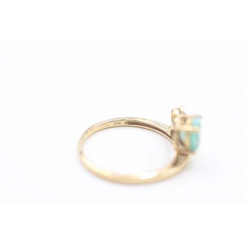 147 - 9ct gold white gemstone and emerald crossover wishbone style ring (1.9g) Size  N 1/2